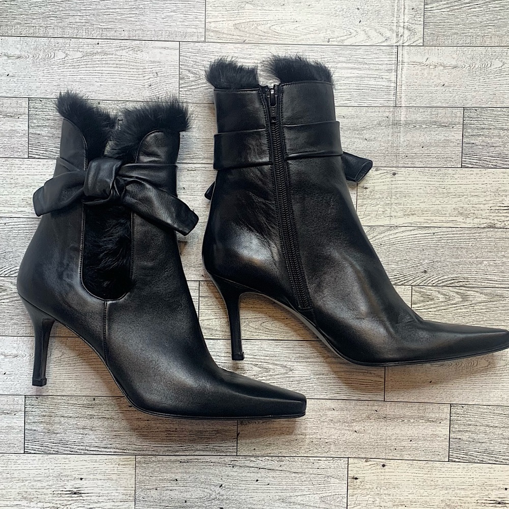 Stuart Weitzman
Black Fur Trim Heeled Ankle Boots/Booties